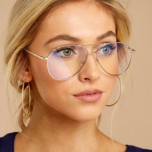 Quay Australia “still standing” blue light glasses